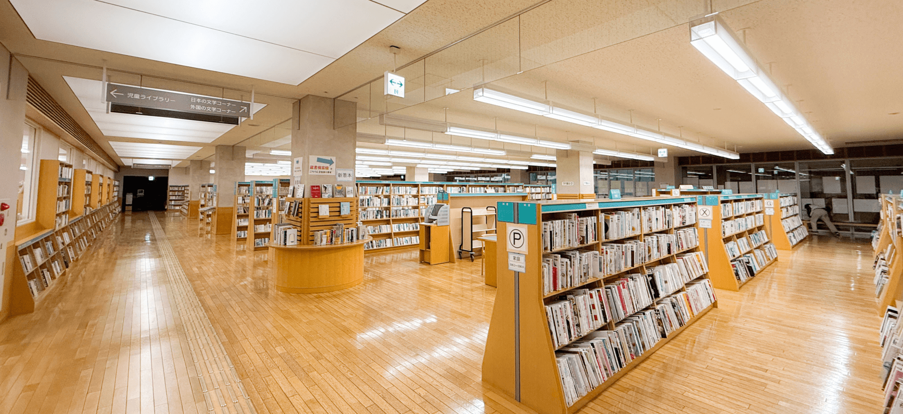 青森市民図書館の施設内の写真