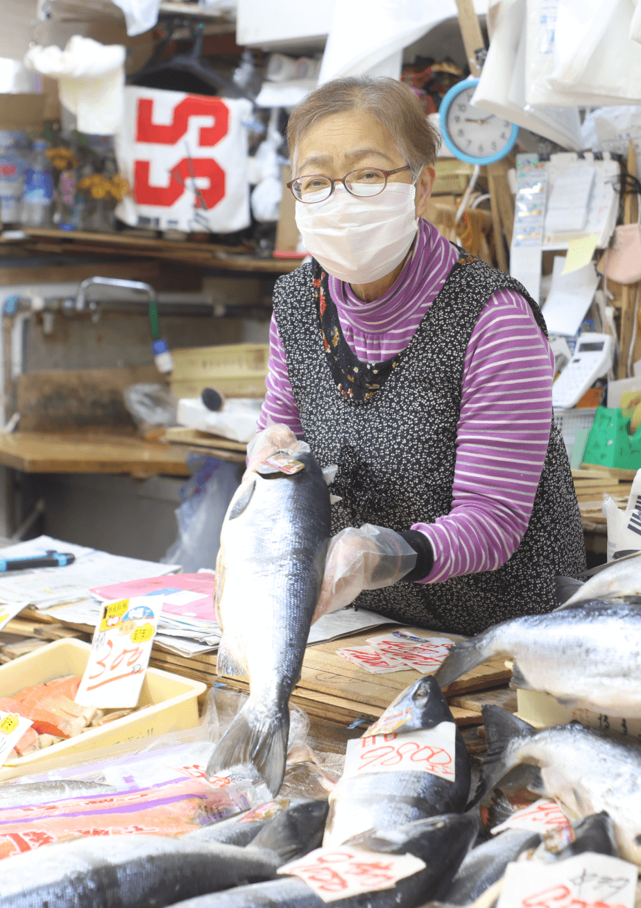 商品を売っている様子の写真